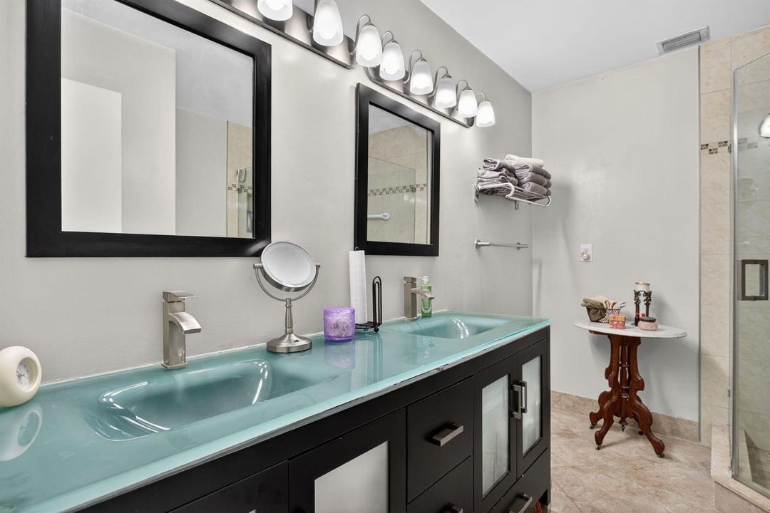 Full Bath upstairs - Dble sinks