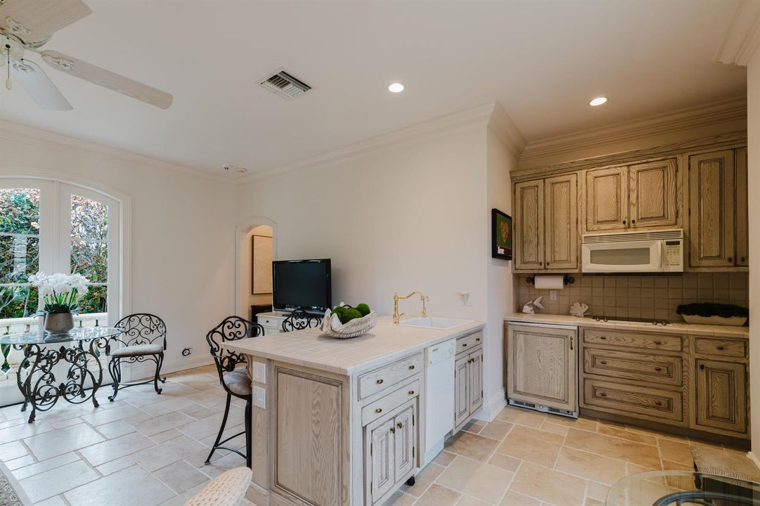 Guest House - Kitchen