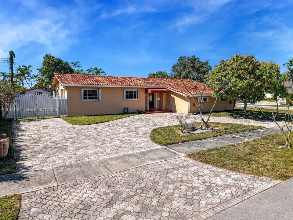 Recently Sold: $760,000 (4 beds, 2 baths, 2032 Square Feet)