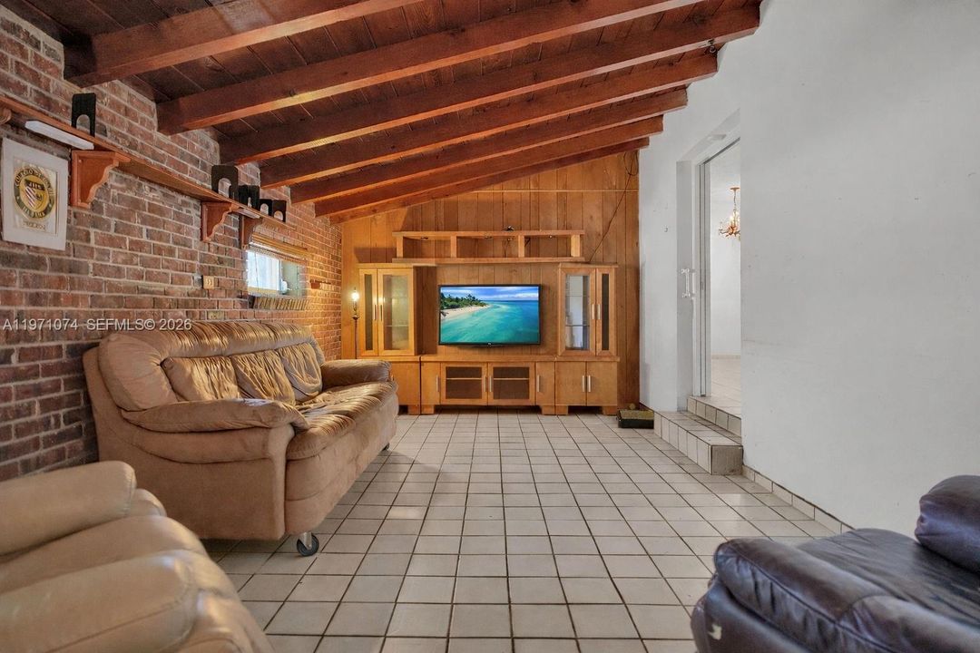 Recently Sold: $760,000 (4 beds, 2 baths, 2032 Square Feet)
