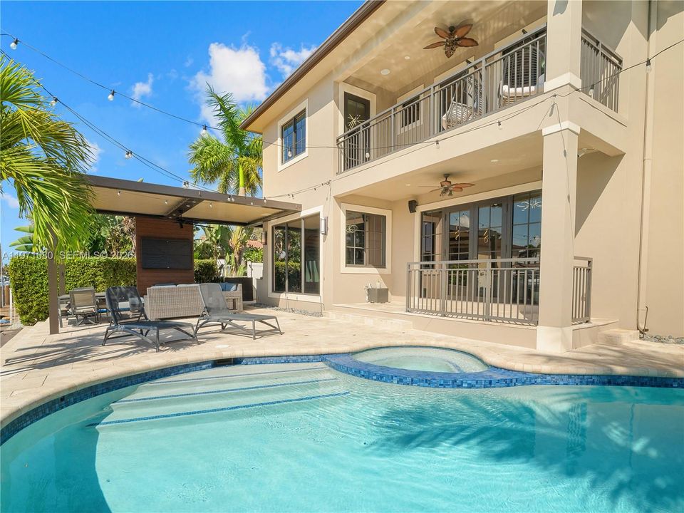 Vendido Recientemente: $2,975,000 (5 camas, 5 baños, 3534 Pies cuadrados)