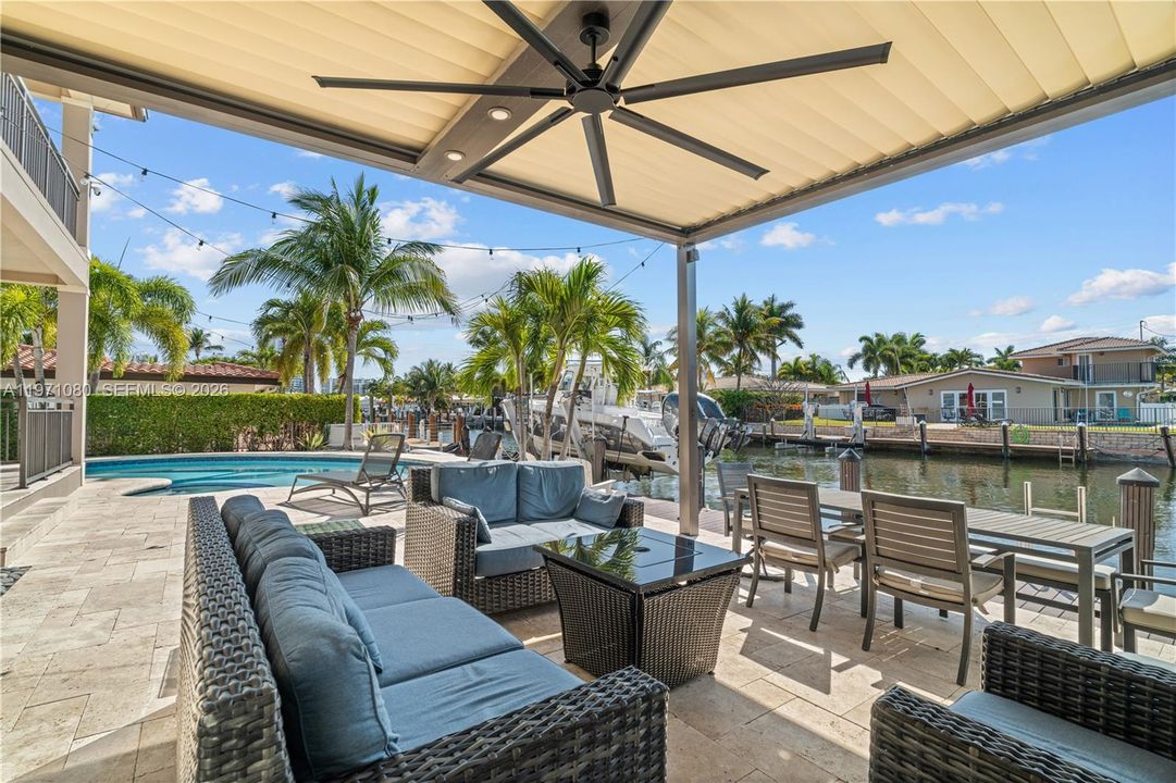 Vendido Recientemente: $2,975,000 (5 camas, 5 baños, 3534 Pies cuadrados)