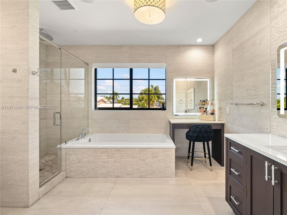 Vendido Recientemente: $2,975,000 (5 camas, 5 baños, 3534 Pies cuadrados)