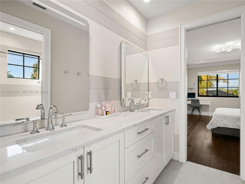 Vendido Recientemente: $2,975,000 (5 camas, 5 baños, 3534 Pies cuadrados)