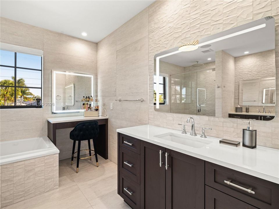 Vendido Recientemente: $2,975,000 (5 camas, 5 baños, 3534 Pies cuadrados)
