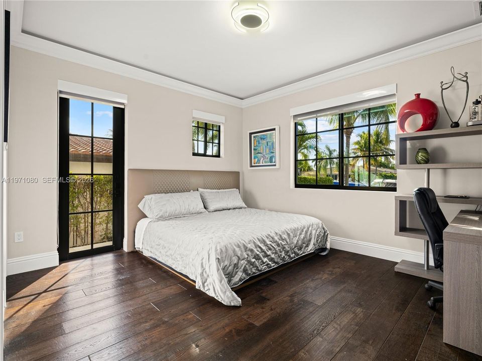 Vendido Recientemente: $2,975,000 (5 camas, 5 baños, 3534 Pies cuadrados)