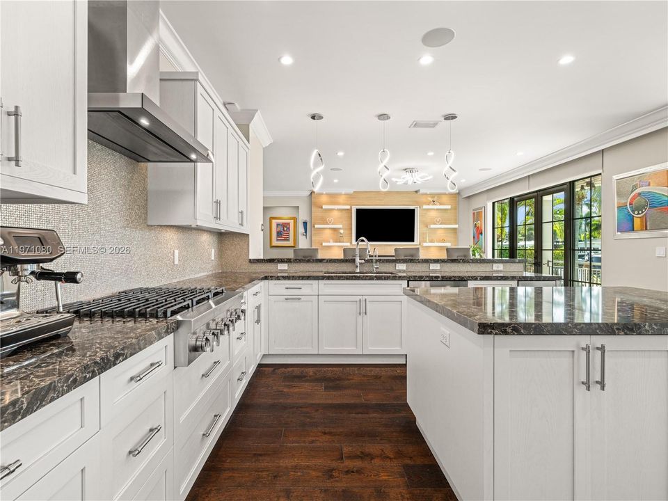 Vendido Recientemente: $2,975,000 (5 camas, 5 baños, 3534 Pies cuadrados)