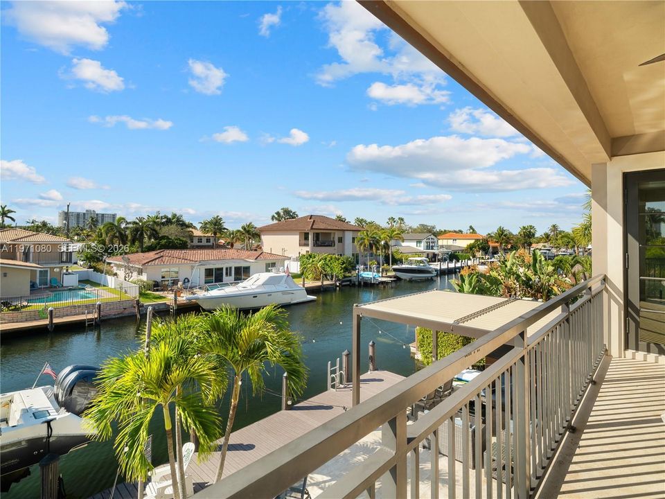 Vendido Recientemente: $2,975,000 (5 camas, 5 baños, 3534 Pies cuadrados)
