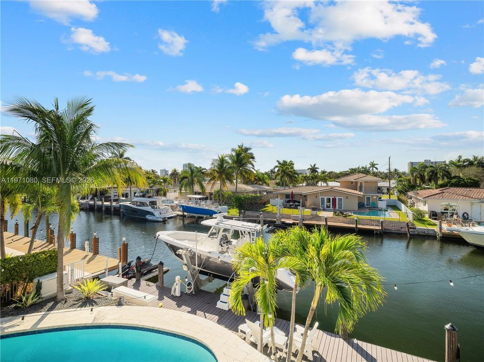 Vendido Recientemente: $2,975,000 (5 camas, 5 baños, 3534 Pies cuadrados)
