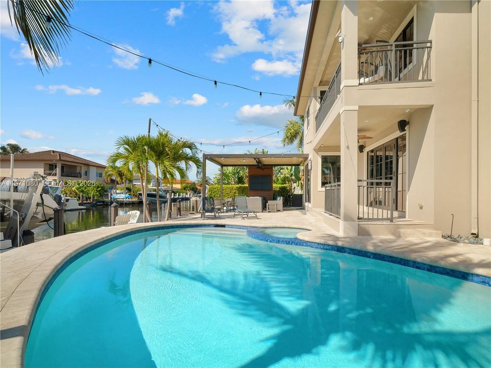 Vendido Recientemente: $2,975,000 (5 camas, 5 baños, 3534 Pies cuadrados)