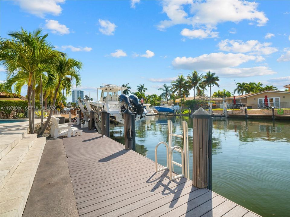 Vendido Recientemente: $2,975,000 (5 camas, 5 baños, 3534 Pies cuadrados)