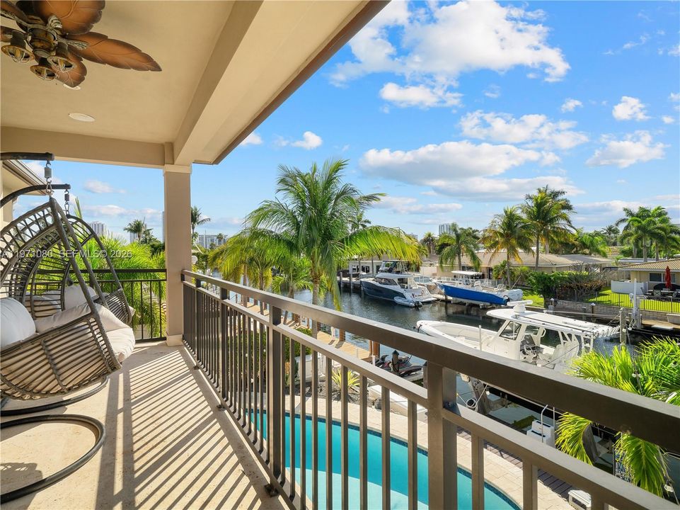 Vendido Recientemente: $2,975,000 (5 camas, 5 baños, 3534 Pies cuadrados)
