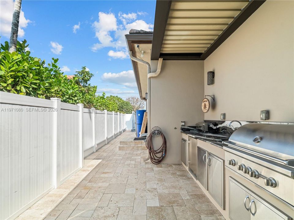 Vendido Recientemente: $2,975,000 (5 camas, 5 baños, 3534 Pies cuadrados)