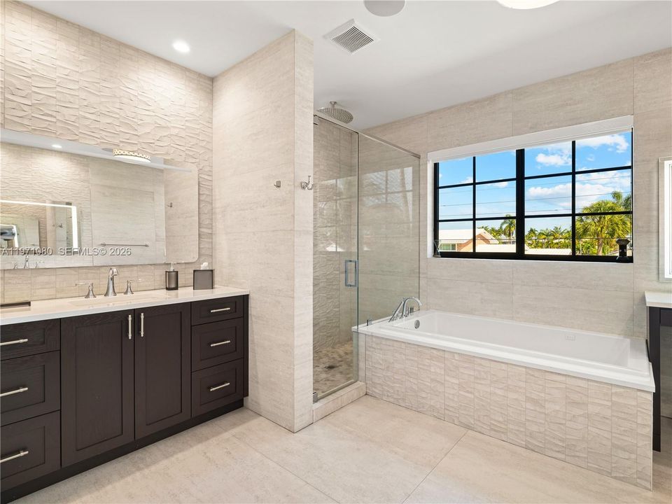 Vendido Recientemente: $2,975,000 (5 camas, 5 baños, 3534 Pies cuadrados)
