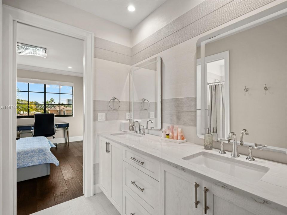 Vendido Recientemente: $2,975,000 (5 camas, 5 baños, 3534 Pies cuadrados)