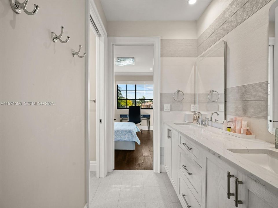 Vendido Recientemente: $2,975,000 (5 camas, 5 baños, 3534 Pies cuadrados)