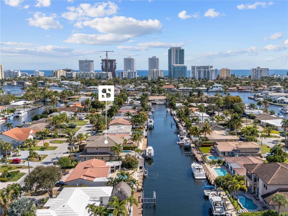 Vendido Recientemente: $2,975,000 (5 camas, 5 baños, 3534 Pies cuadrados)