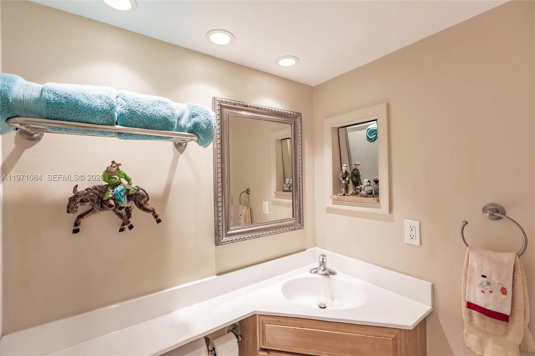 For Sale: $1,049,000 (2 beds, 2 baths, 1264 Square Feet)