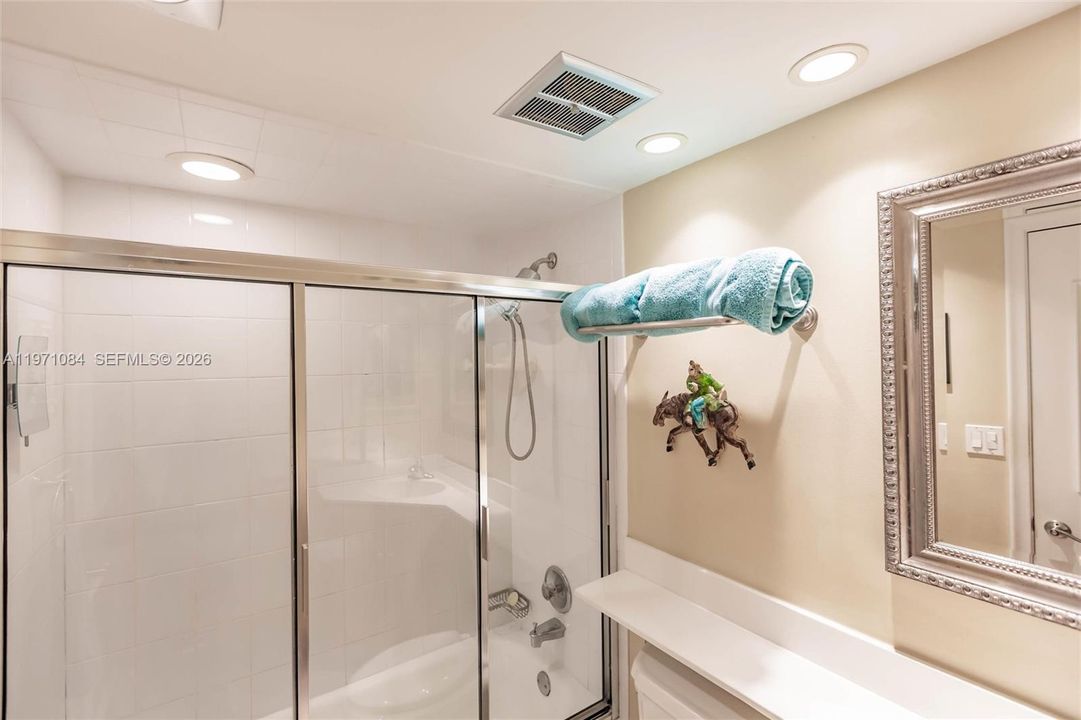 For Sale: $1,049,000 (2 beds, 2 baths, 1264 Square Feet)