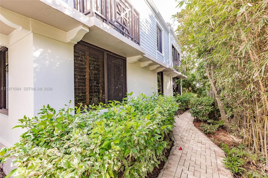 For Sale: $1,049,000 (2 beds, 2 baths, 1264 Square Feet)