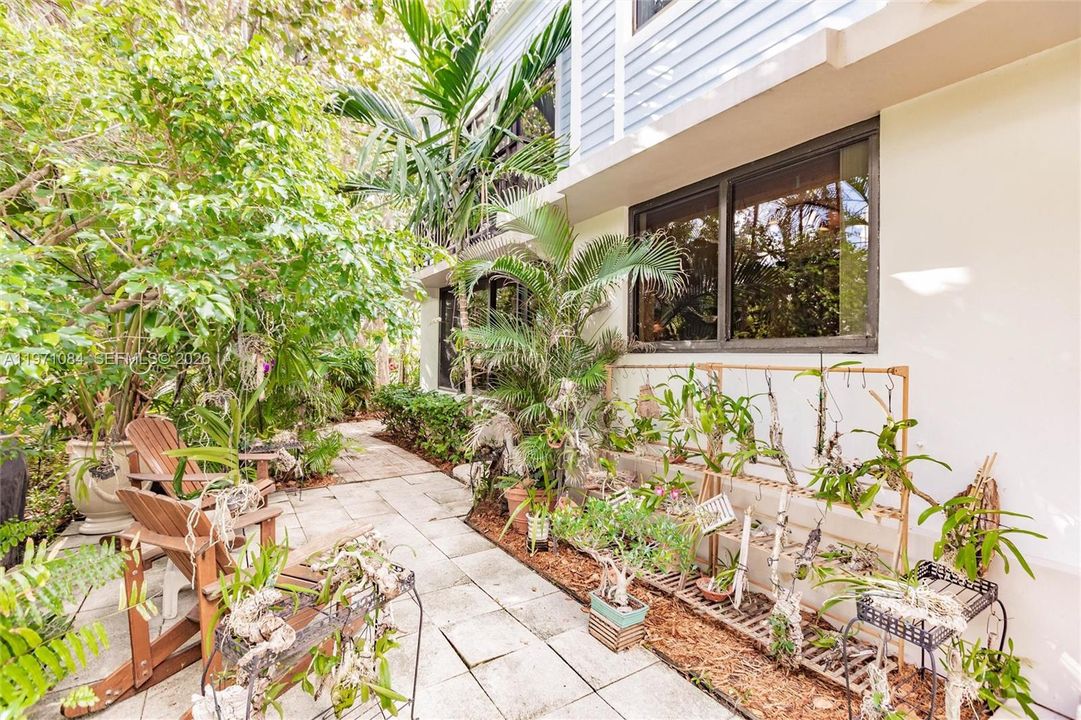 For Sale: $1,049,000 (2 beds, 2 baths, 1264 Square Feet)
