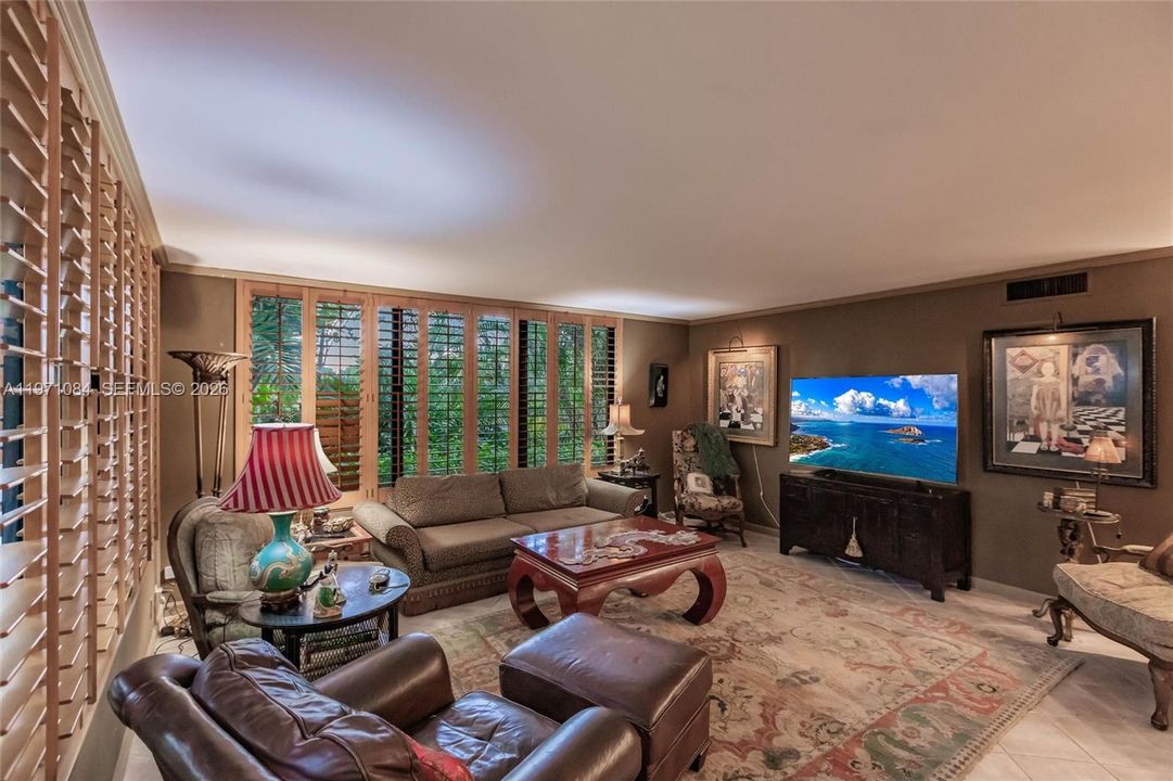 For Sale: $1,049,000 (2 beds, 2 baths, 1264 Square Feet)