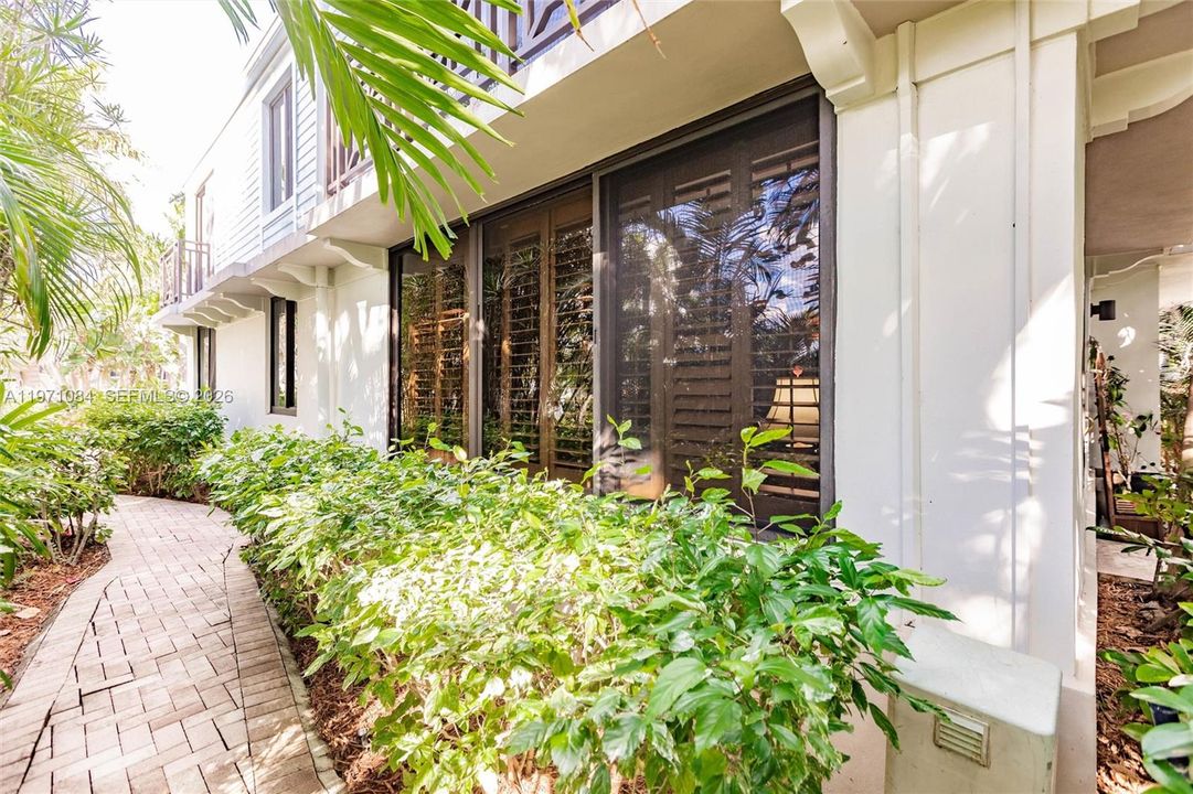For Sale: $1,049,000 (2 beds, 2 baths, 1264 Square Feet)