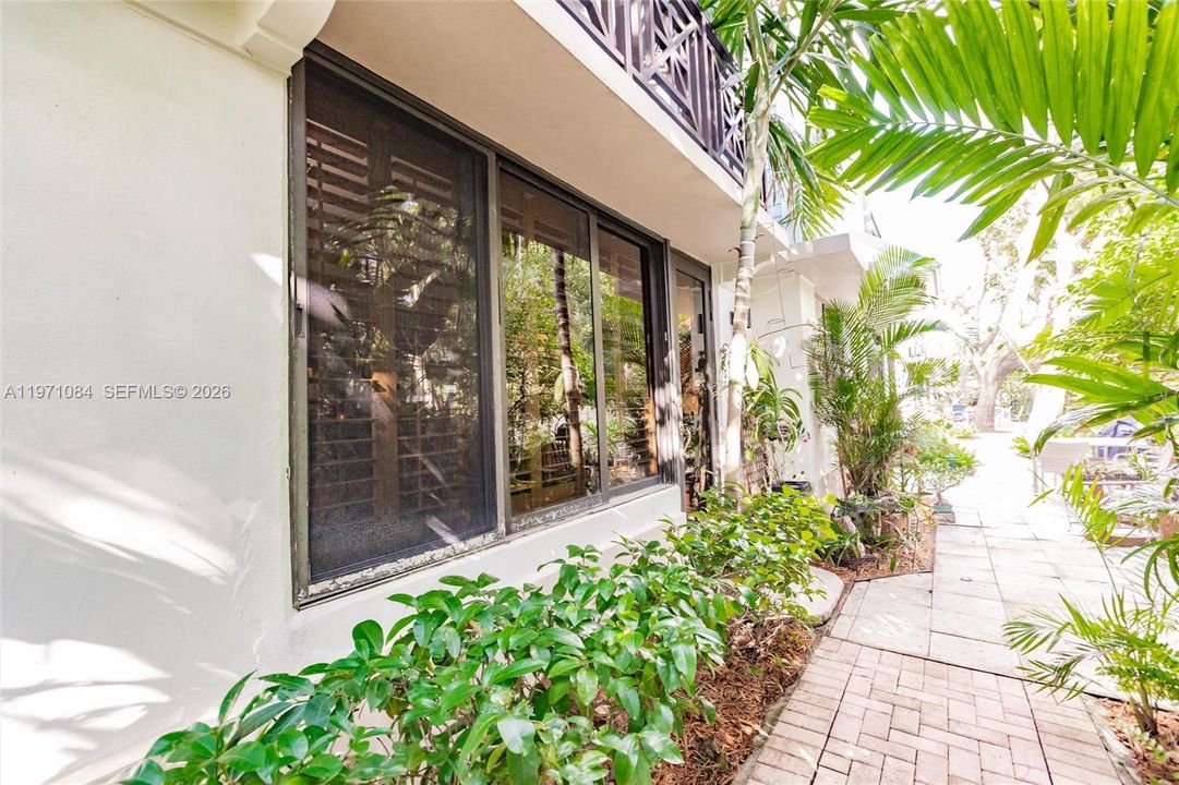 For Sale: $1,049,000 (2 beds, 2 baths, 1264 Square Feet)