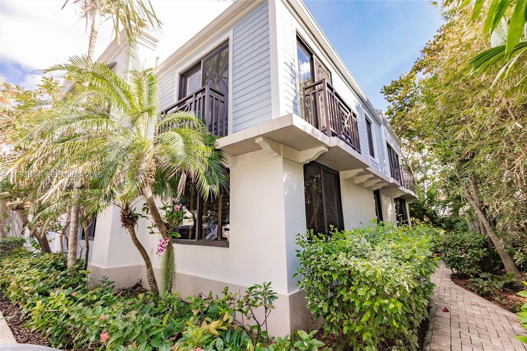For Sale: $1,049,000 (2 beds, 2 baths, 1264 Square Feet)