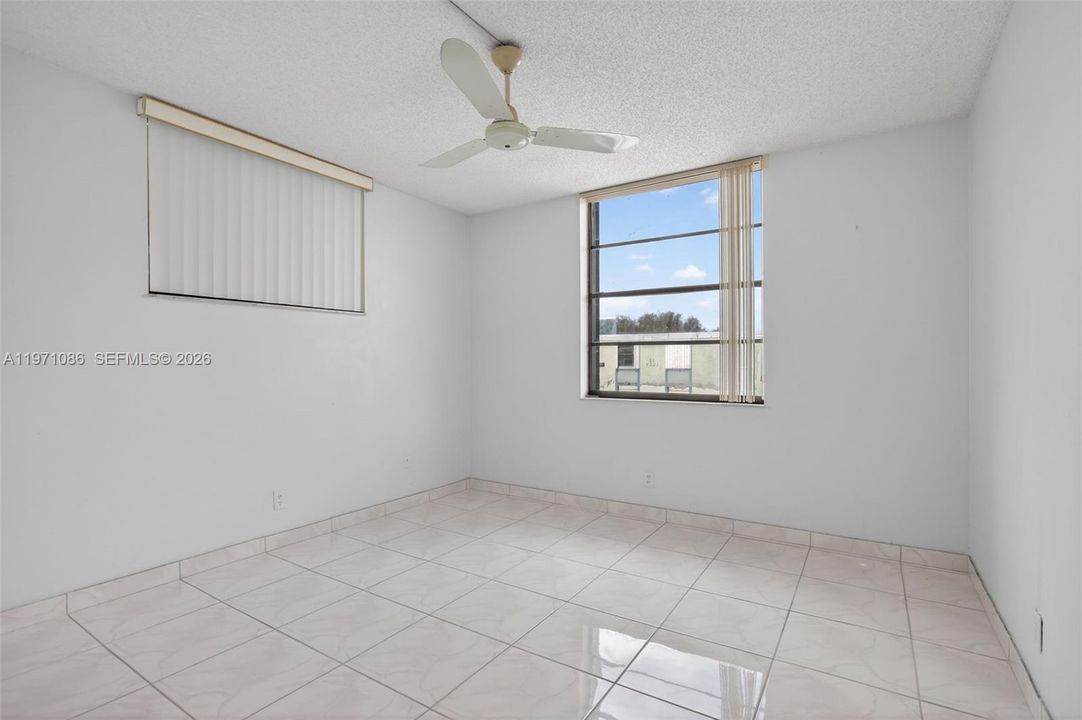 На продажу: $100,000 (2 спален, 2 ванн, 1000 Квадратных фут)