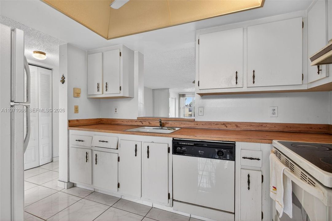 На продажу: $100,000 (2 спален, 2 ванн, 1000 Квадратных фут)