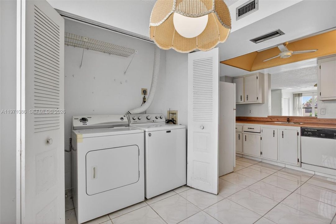 На продажу: $100,000 (2 спален, 2 ванн, 1000 Квадратных фут)