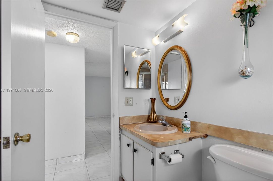 На продажу: $100,000 (2 спален, 2 ванн, 1000 Квадратных фут)