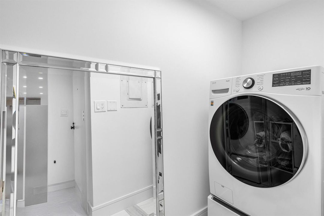 Full Size Washer & Dryer in Residence