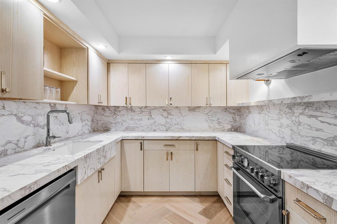 Kitchen w/ Exstensive Counter Space