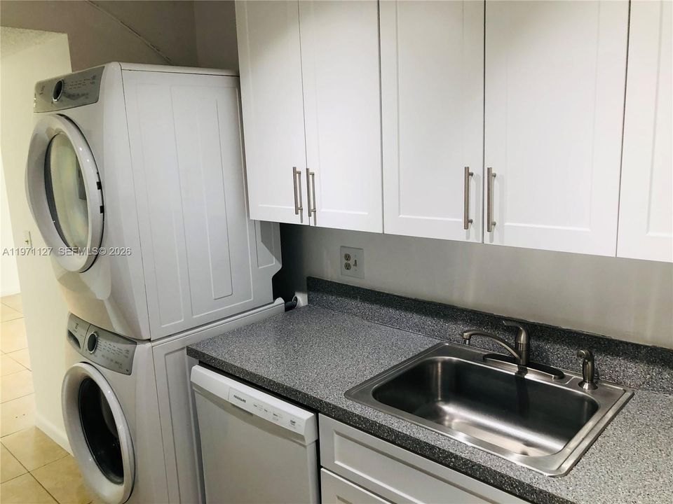 На продажу: $230,000 (2 спален, 2 ванн, 980 Квадратных фут)
