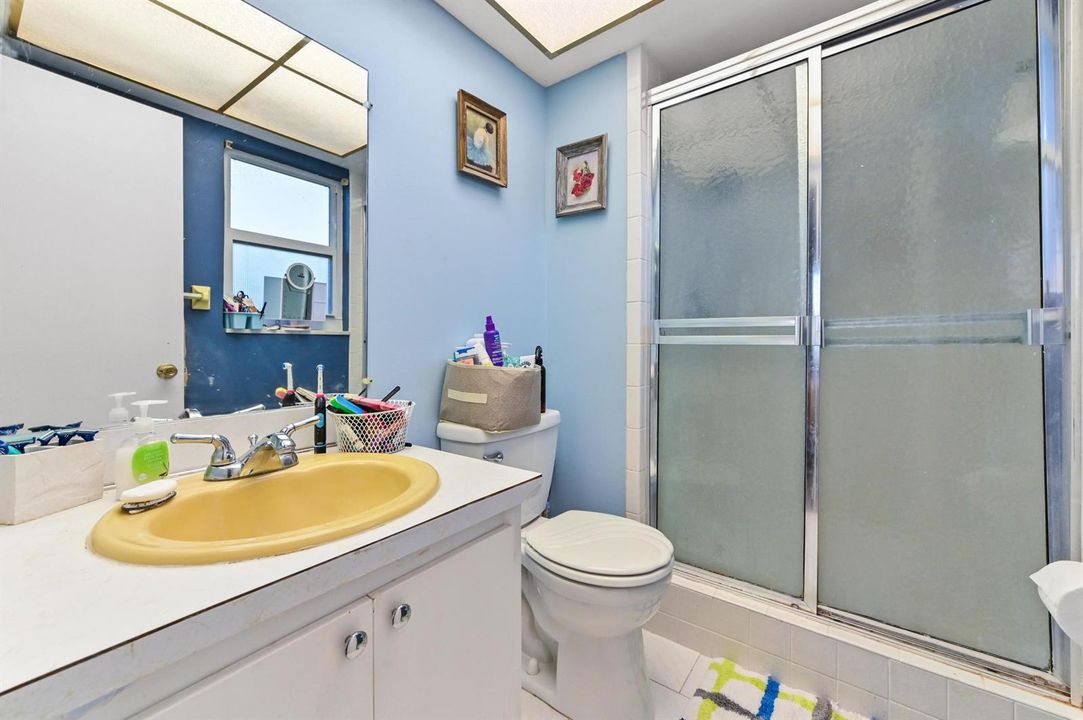 24 Bathroom 01