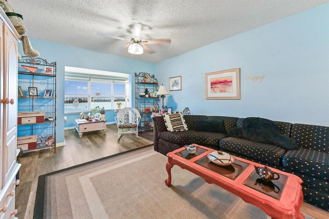 08 Living Room 01