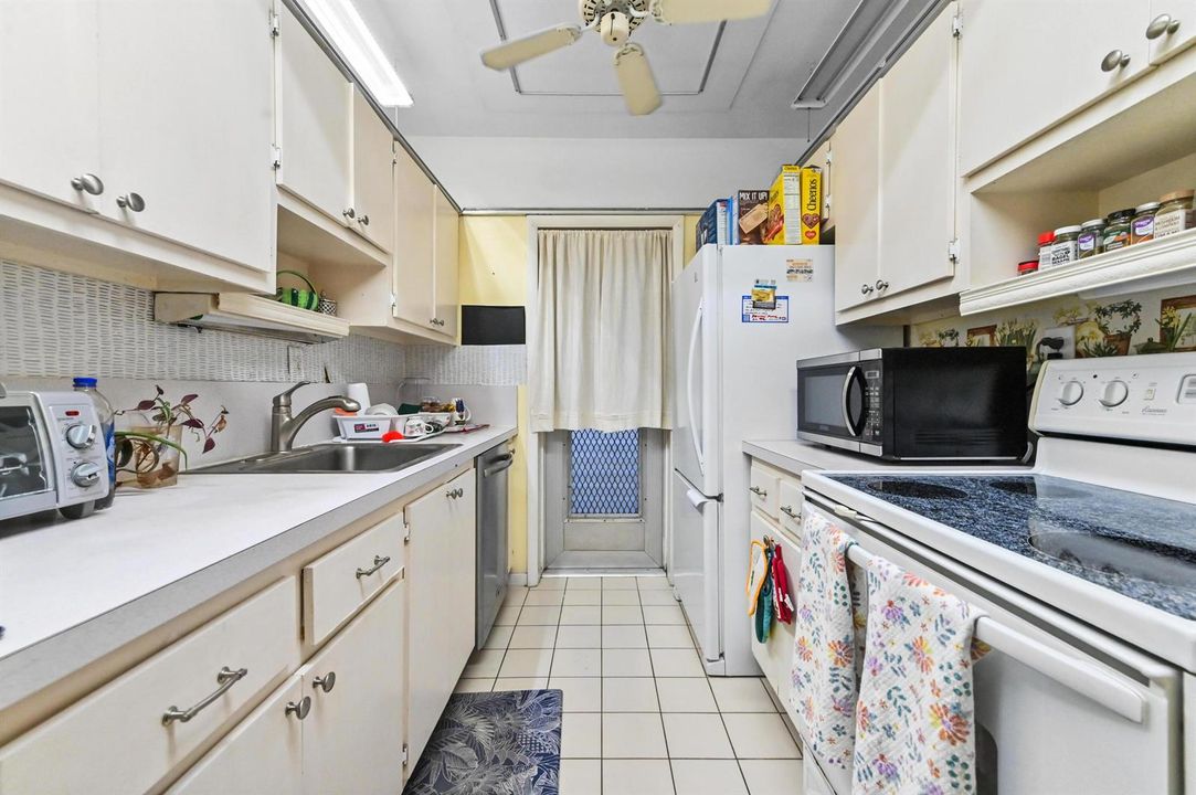 14 Kitchen 01