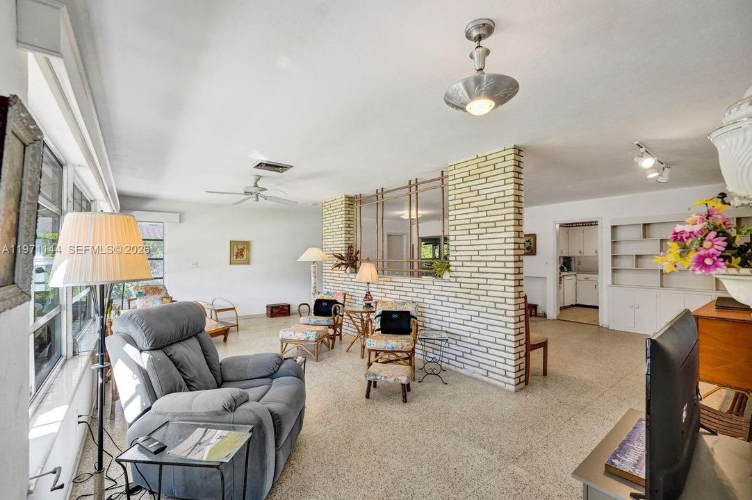Activo con contrato: $685,000 (2 camas, 2 baños, 1466 Pies cuadrados)