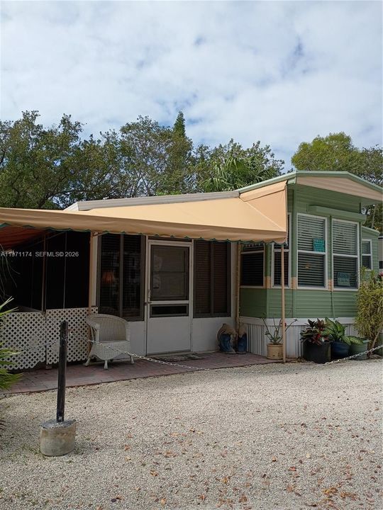 For Sale: $360,000 (1 beds, 1 baths, 367 Square Feet)