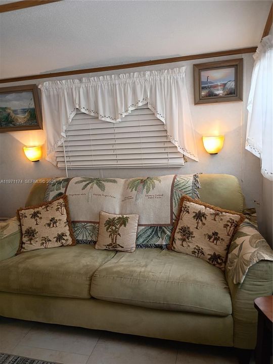For Sale: $360,000 (1 beds, 1 baths, 367 Square Feet)