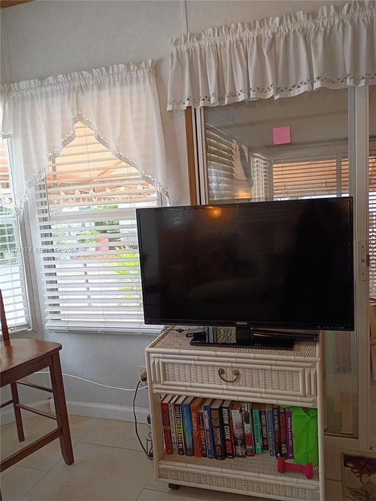For Sale: $360,000 (1 beds, 1 baths, 367 Square Feet)