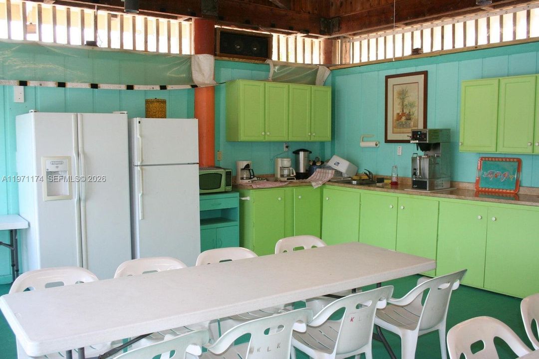 For Sale: $360,000 (1 beds, 1 baths, 367 Square Feet)