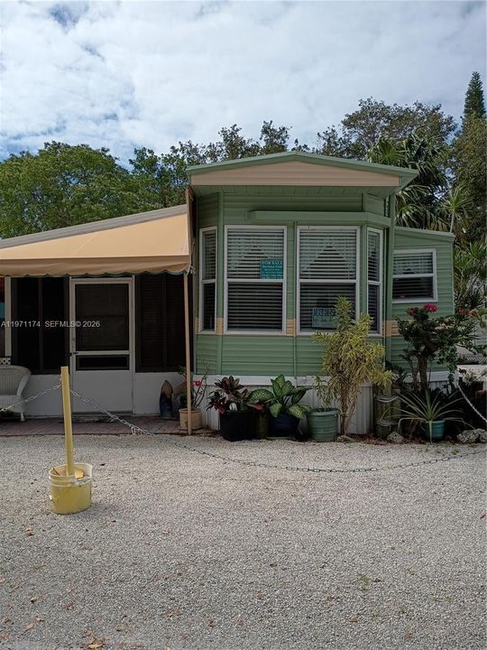 For Sale: $360,000 (1 beds, 1 baths, 367 Square Feet)