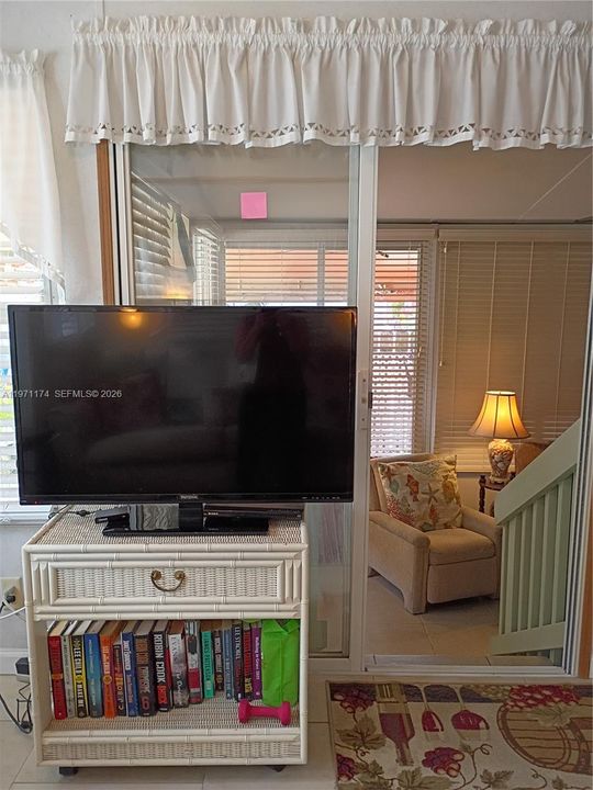 For Sale: $360,000 (1 beds, 1 baths, 367 Square Feet)