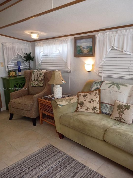For Sale: $360,000 (1 beds, 1 baths, 367 Square Feet)