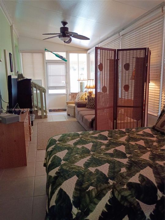 For Sale: $360,000 (1 beds, 1 baths, 367 Square Feet)