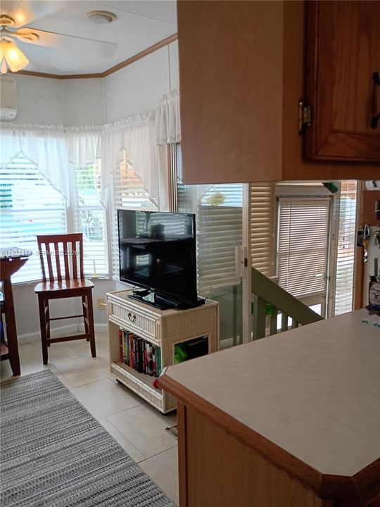 For Sale: $360,000 (1 beds, 1 baths, 367 Square Feet)