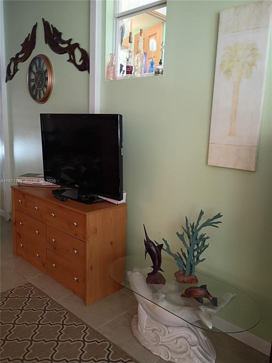 For Sale: $360,000 (1 beds, 1 baths, 367 Square Feet)